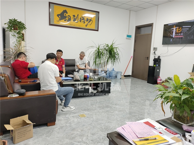 實(shí)拍客戶參觀秸稈粉碎機(jī)制造車(chē)間